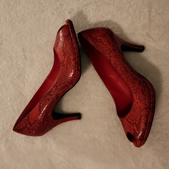 Victoria Spencer Red Snakeskin Peep-Toe Heel, 9.5M - NWOT - Picture 1 of 4
